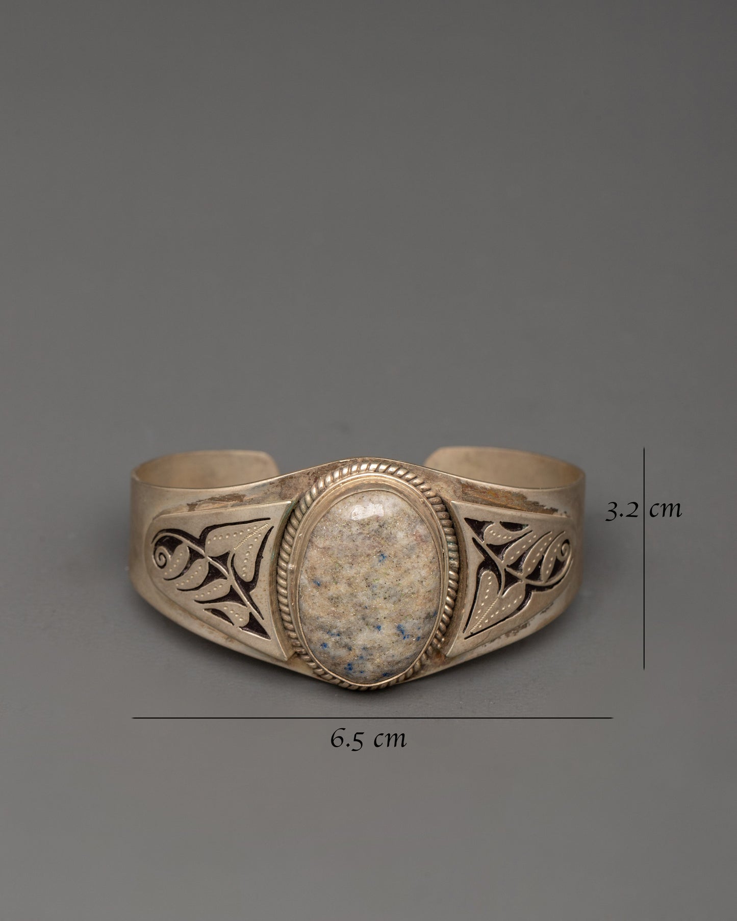 Bracelet with Leaf Pattern Carved | A Wearable Emblem of Serenity & Style