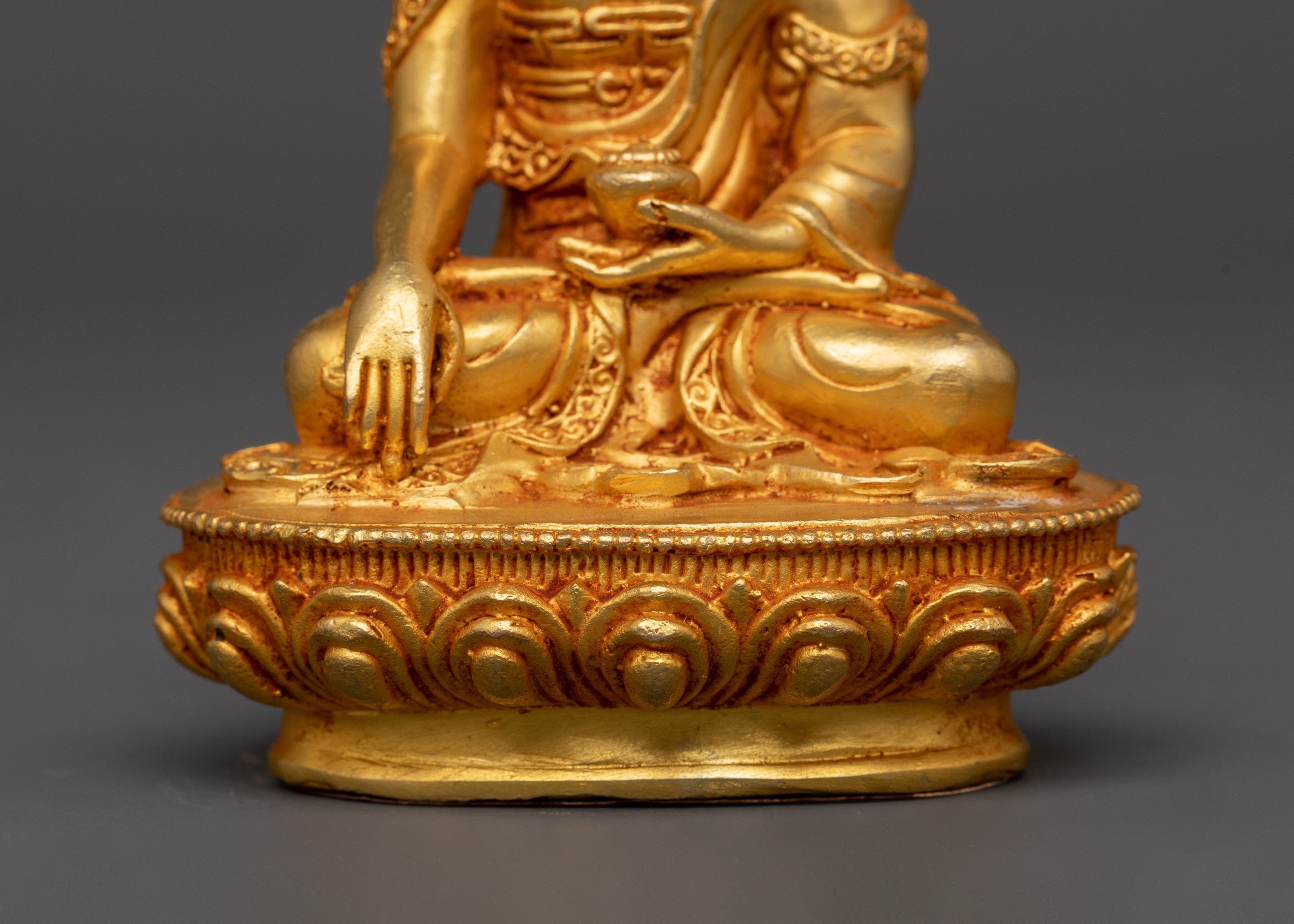 Shakyamuni Buddha Statue in Gold-Plated Copper | Buddhist Altar Decor