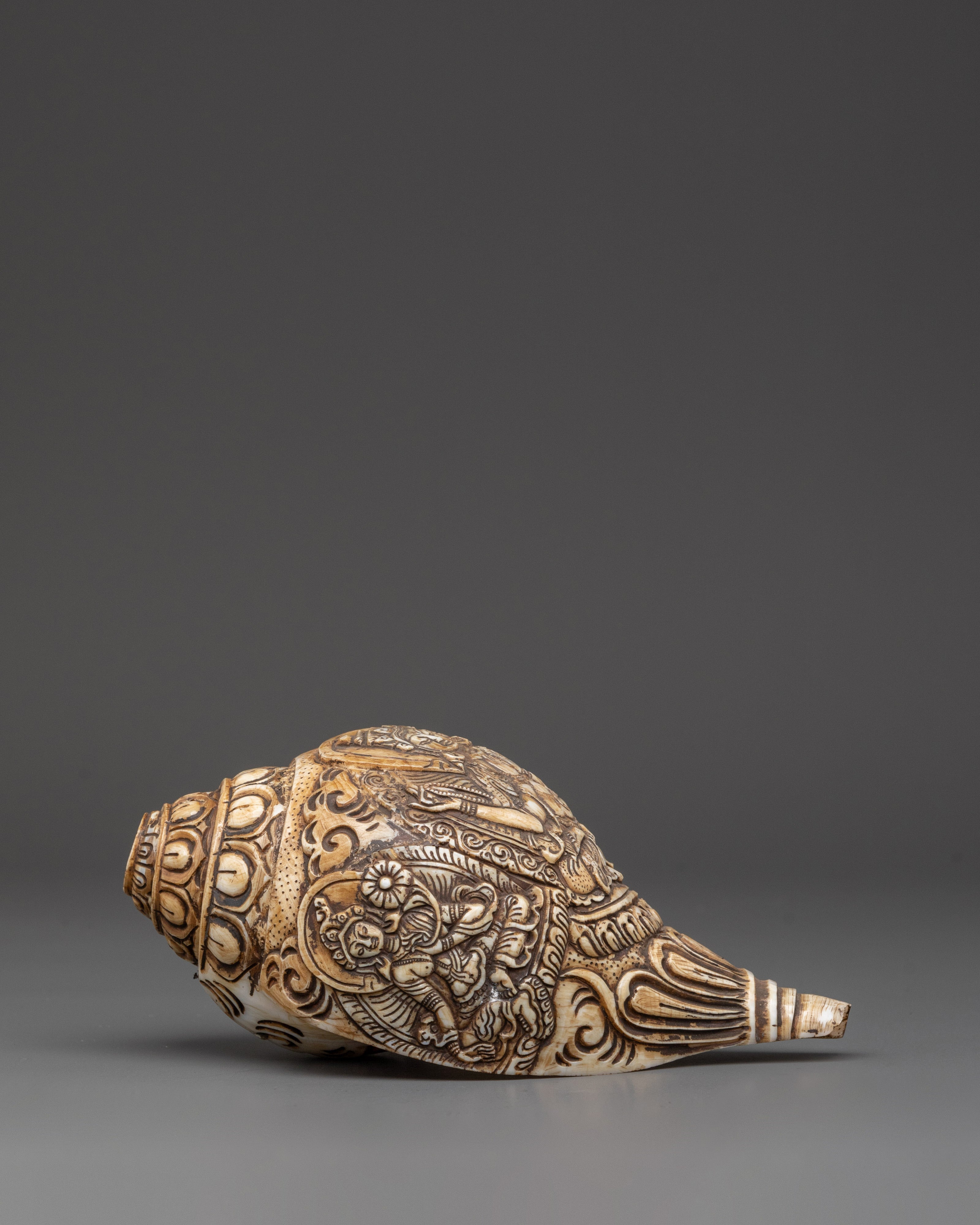 Dung-Dkar with Chenrezig Carving | Sacred Sound for Rituals