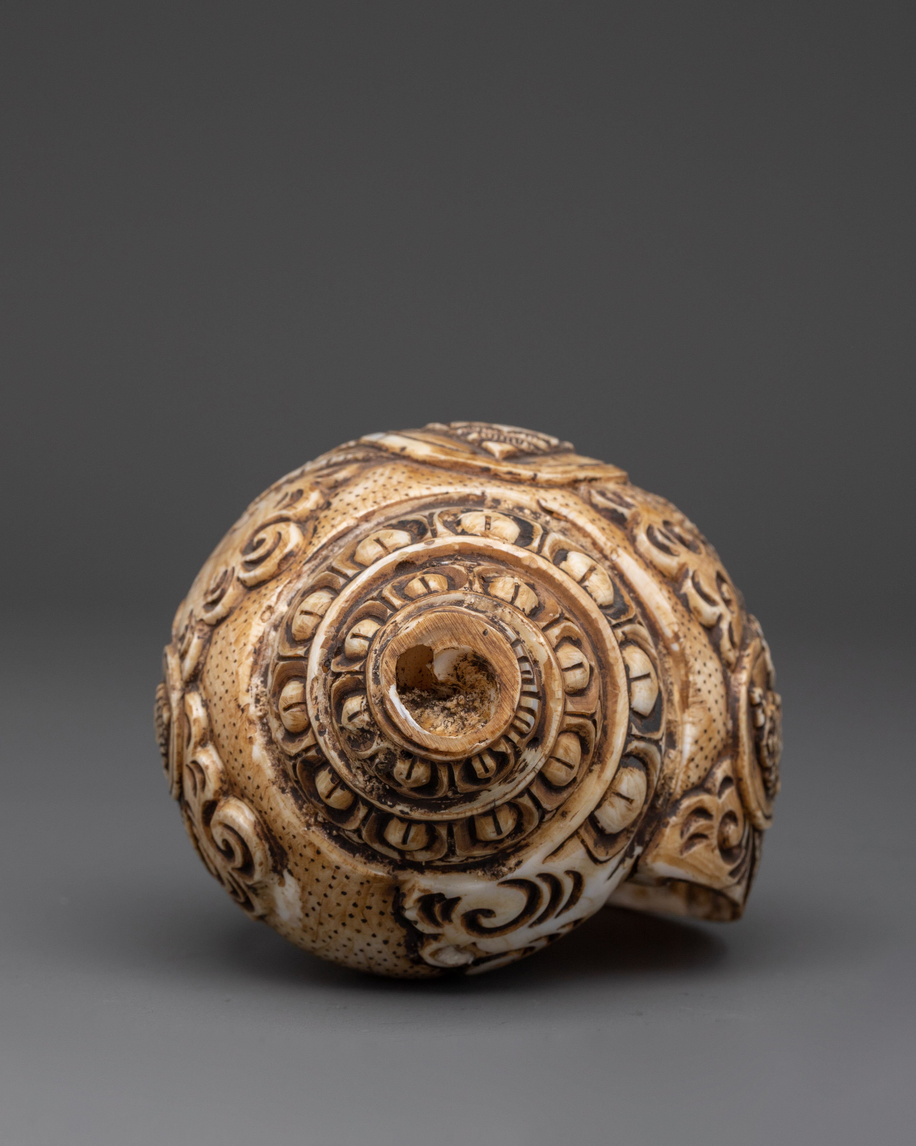 Dung-Dkar with Chenrezig Carving | Sacred Sound for Rituals