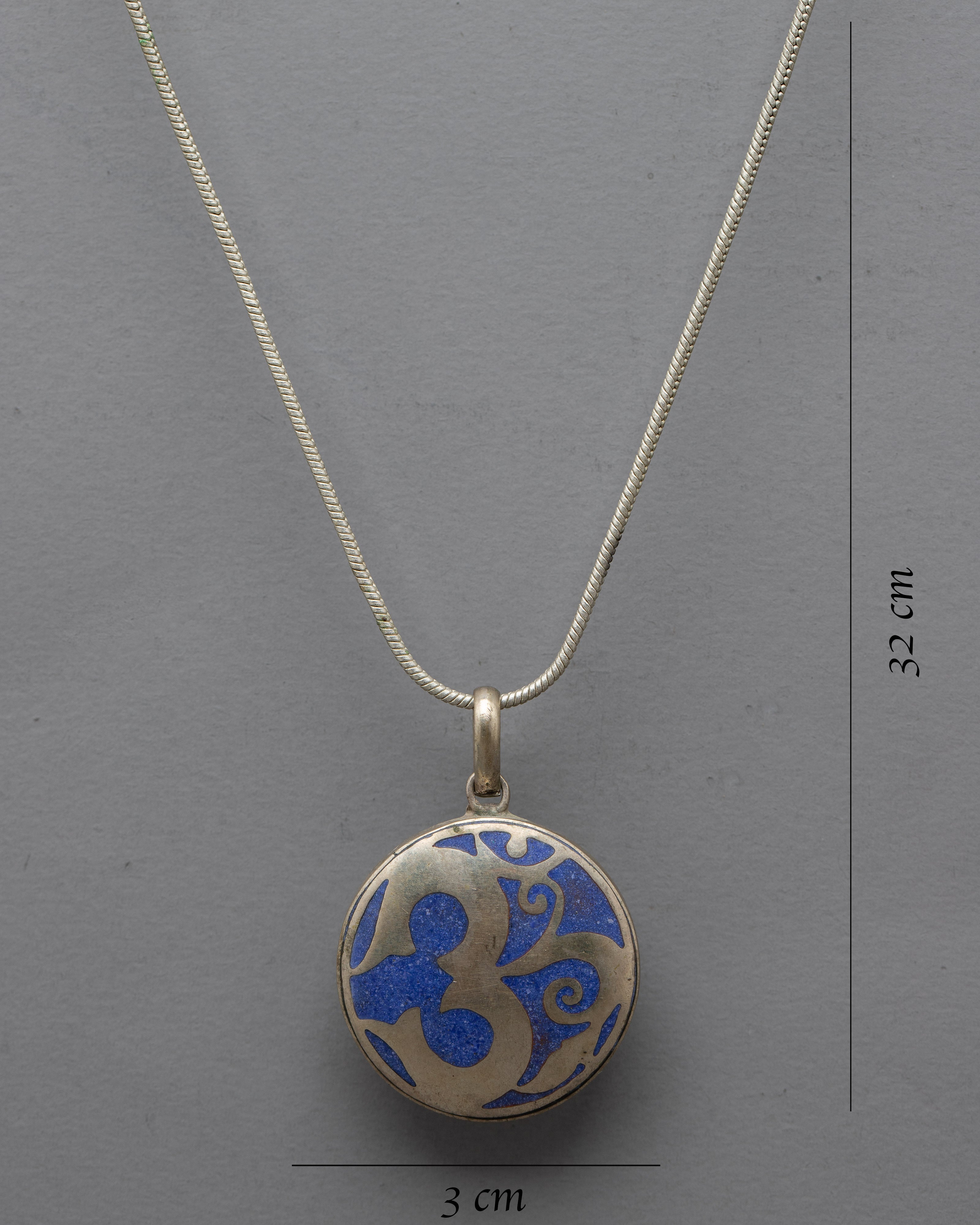 Handcrafted Silver Locket - Timeless Keepsake Jewelry