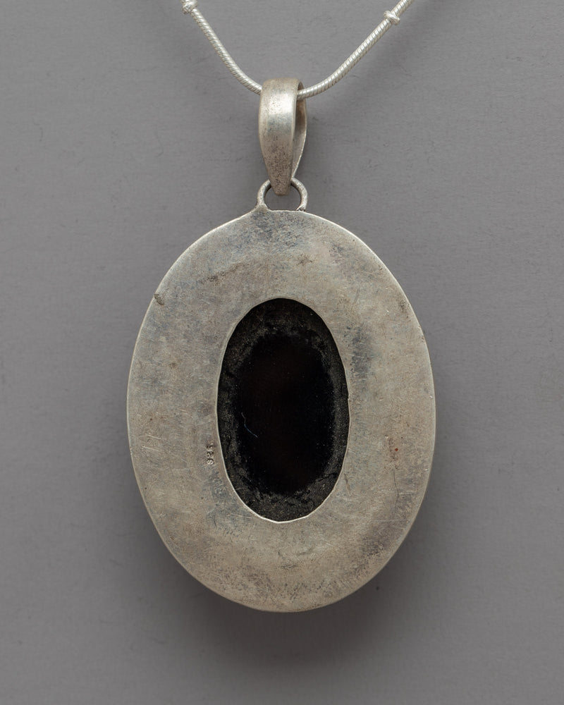 Onyx Locket | For the Refined Jewelry Enthusiast