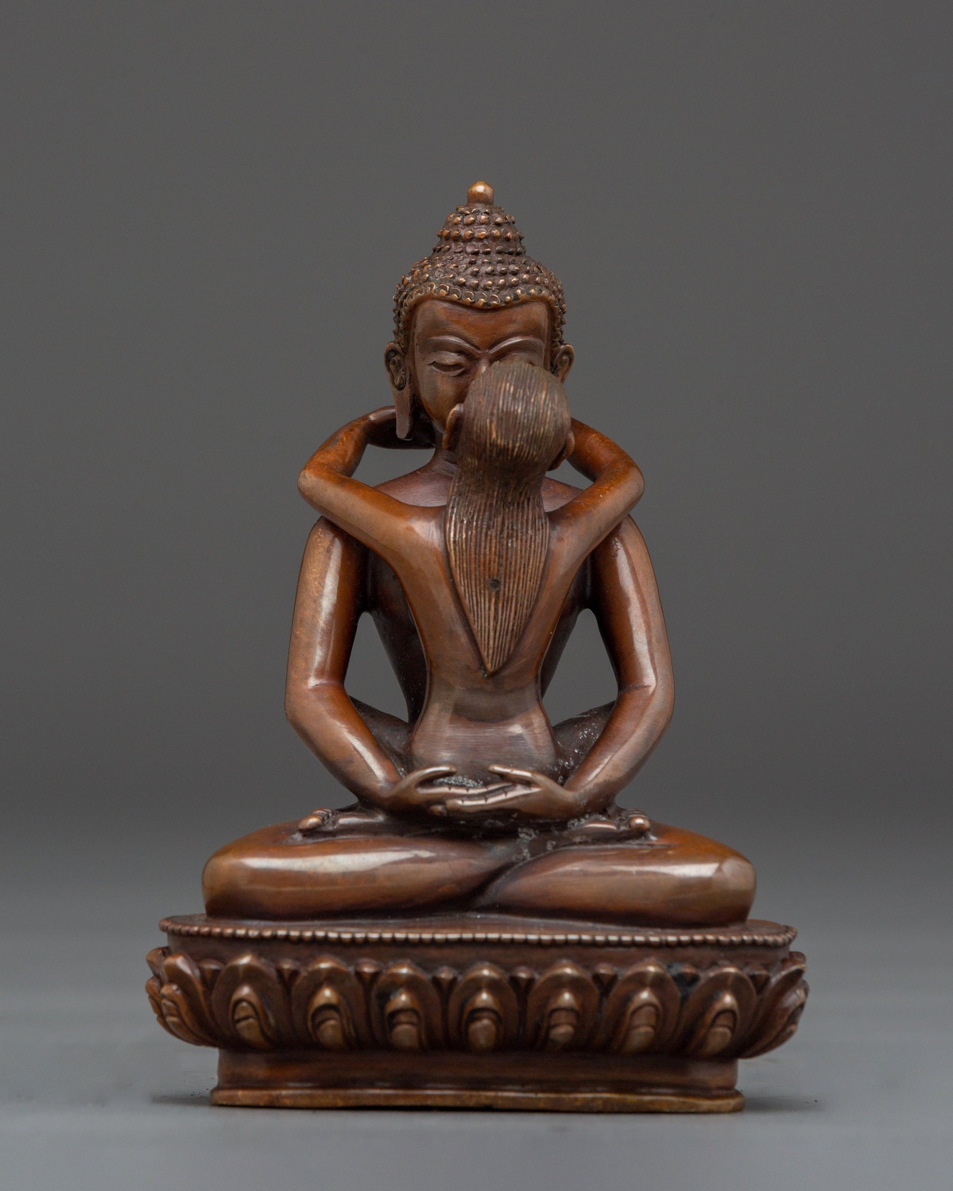 samantha-bhadra-with-consort-statue
