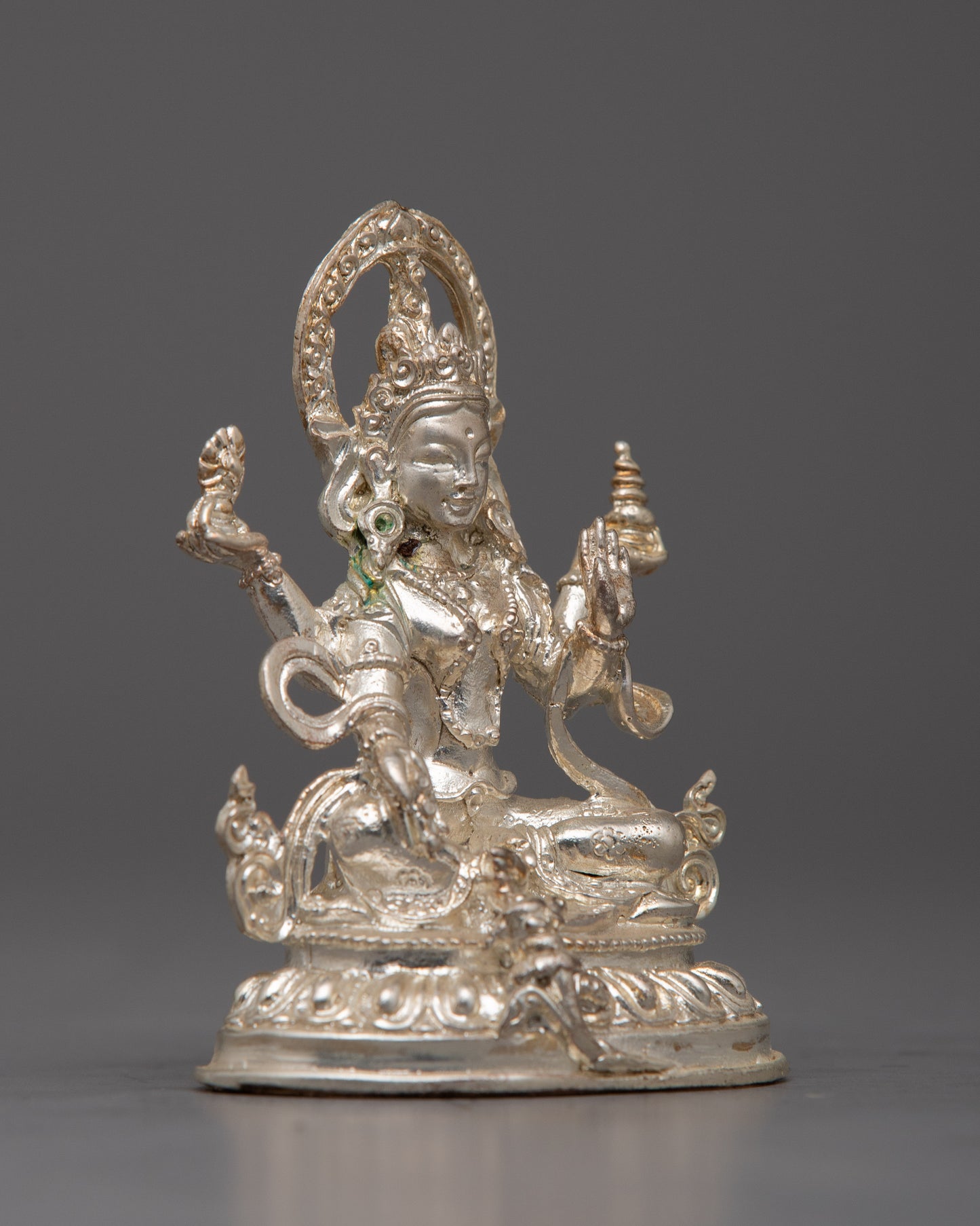 Laxmi Devi Statue | Enhancing the Aura of Prosperity in Your Space