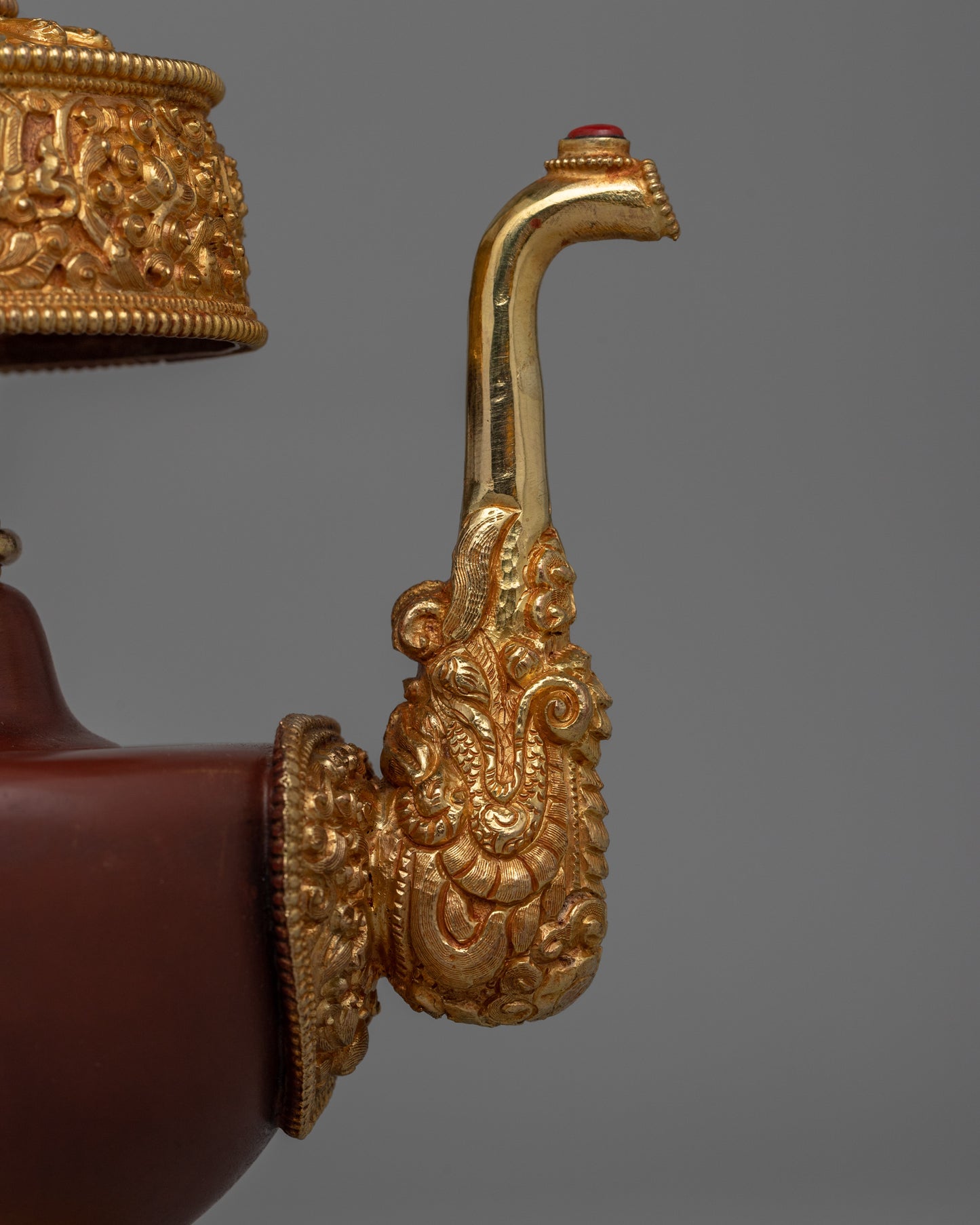 Gold-Plated Ritual Vases for Buddhist Ceremonies | Elegant Detailing