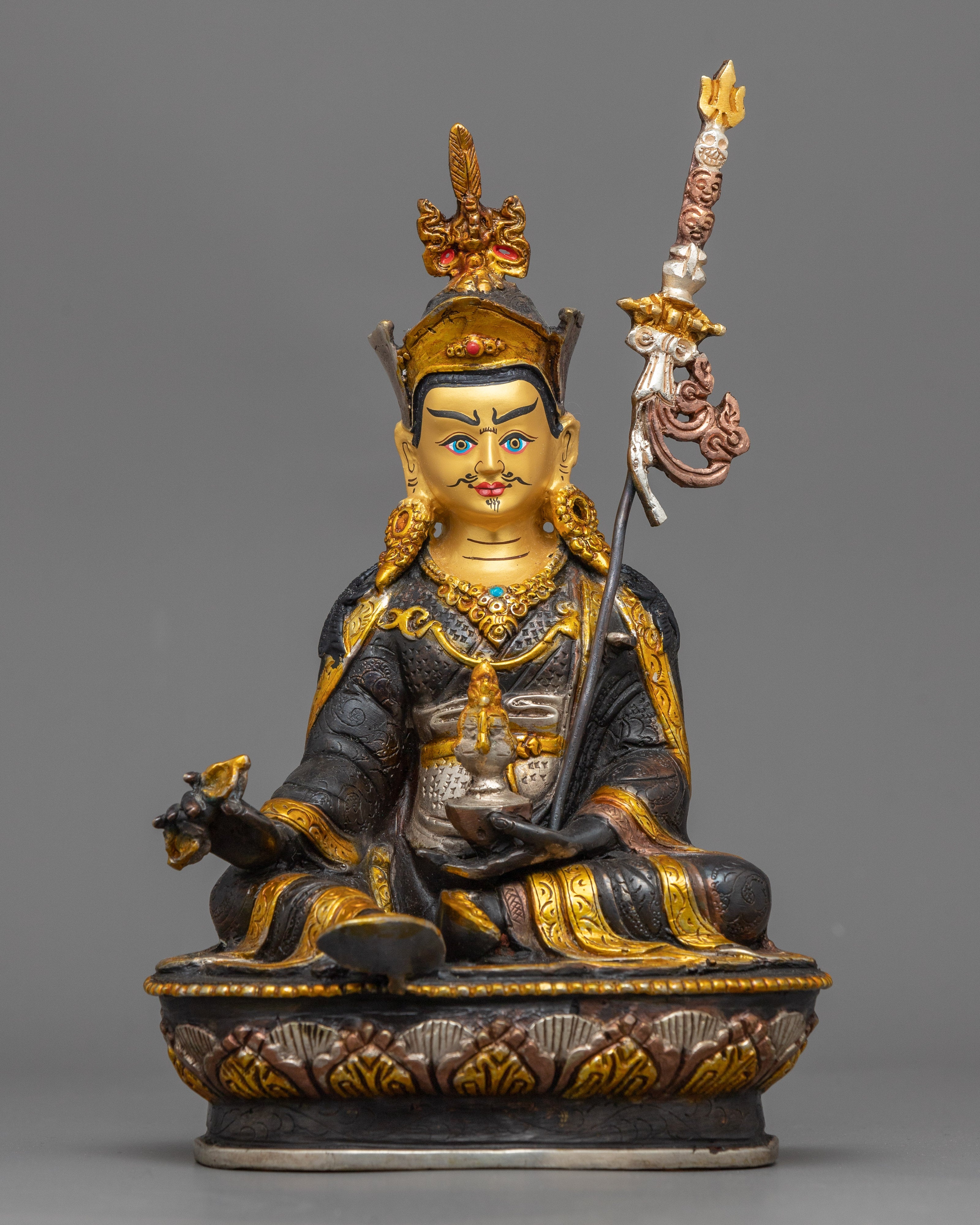 guru-rinpoche-image-on statue