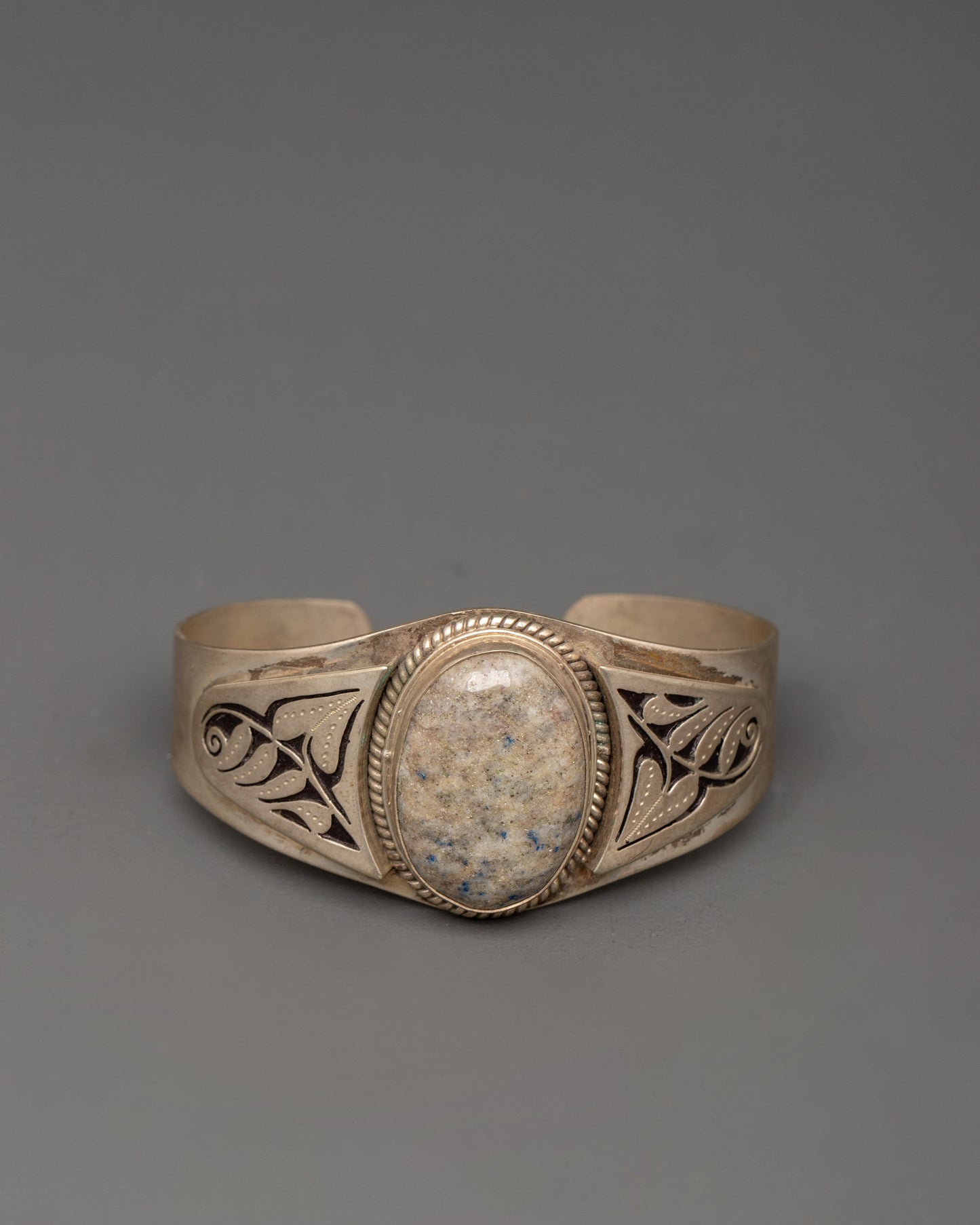 bracelet-with-leaf-pattern-carved