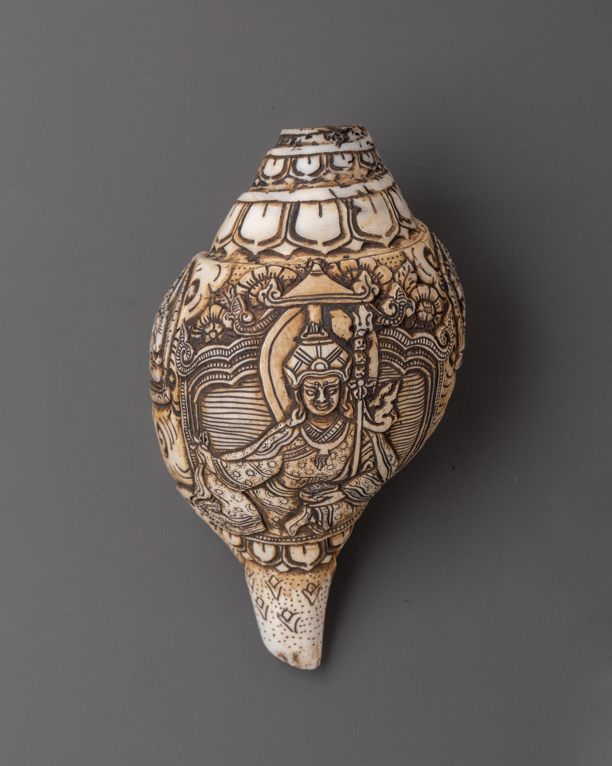 conch-with-guru-rinpoche-carving