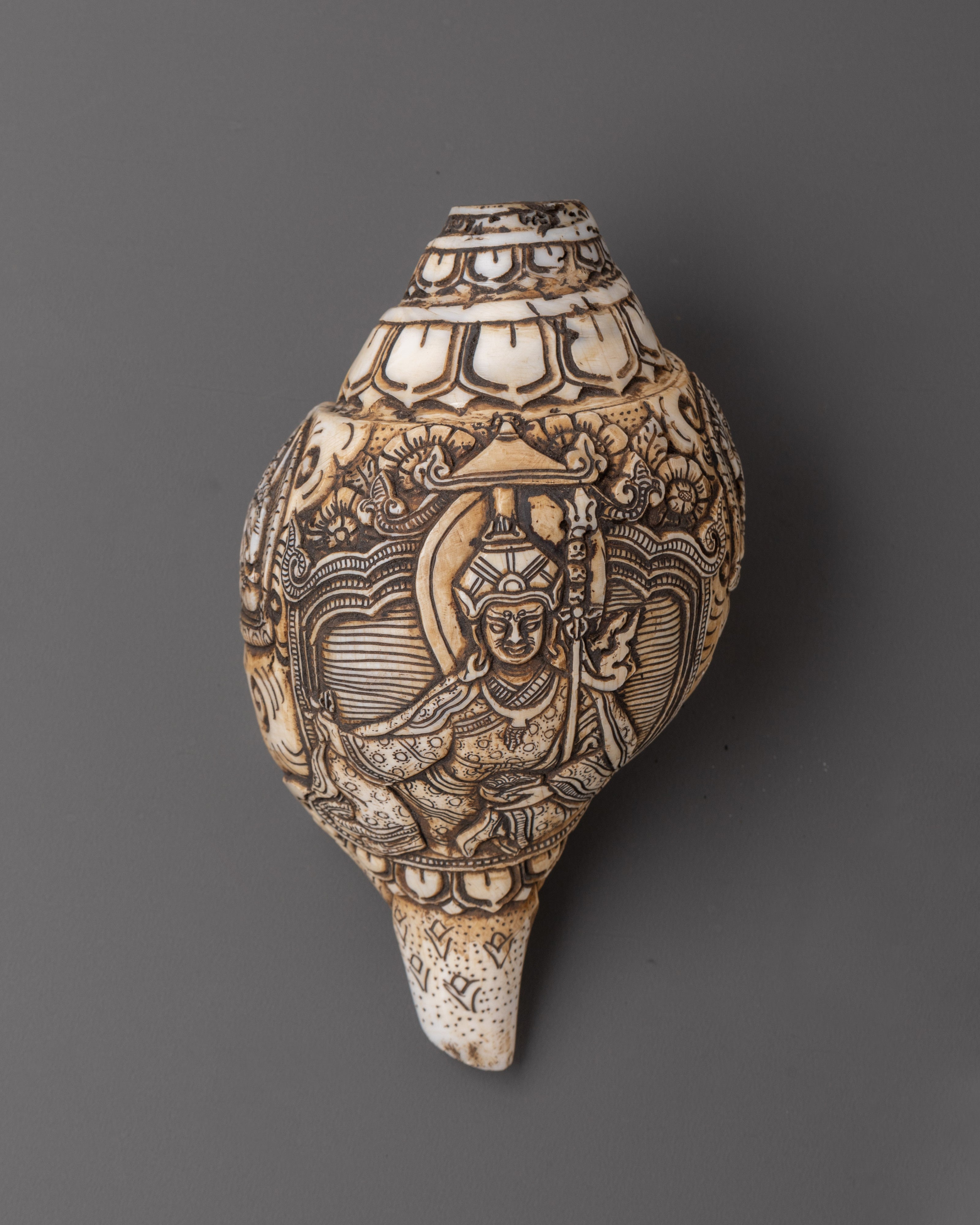conch-with-guru-rinpoche-carving