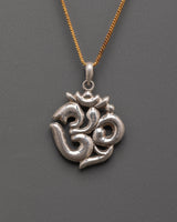 Om symbol locket 