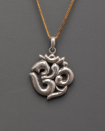 Om symbol locket 