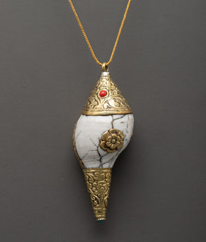 gold-plated-spiritual-conch-locket