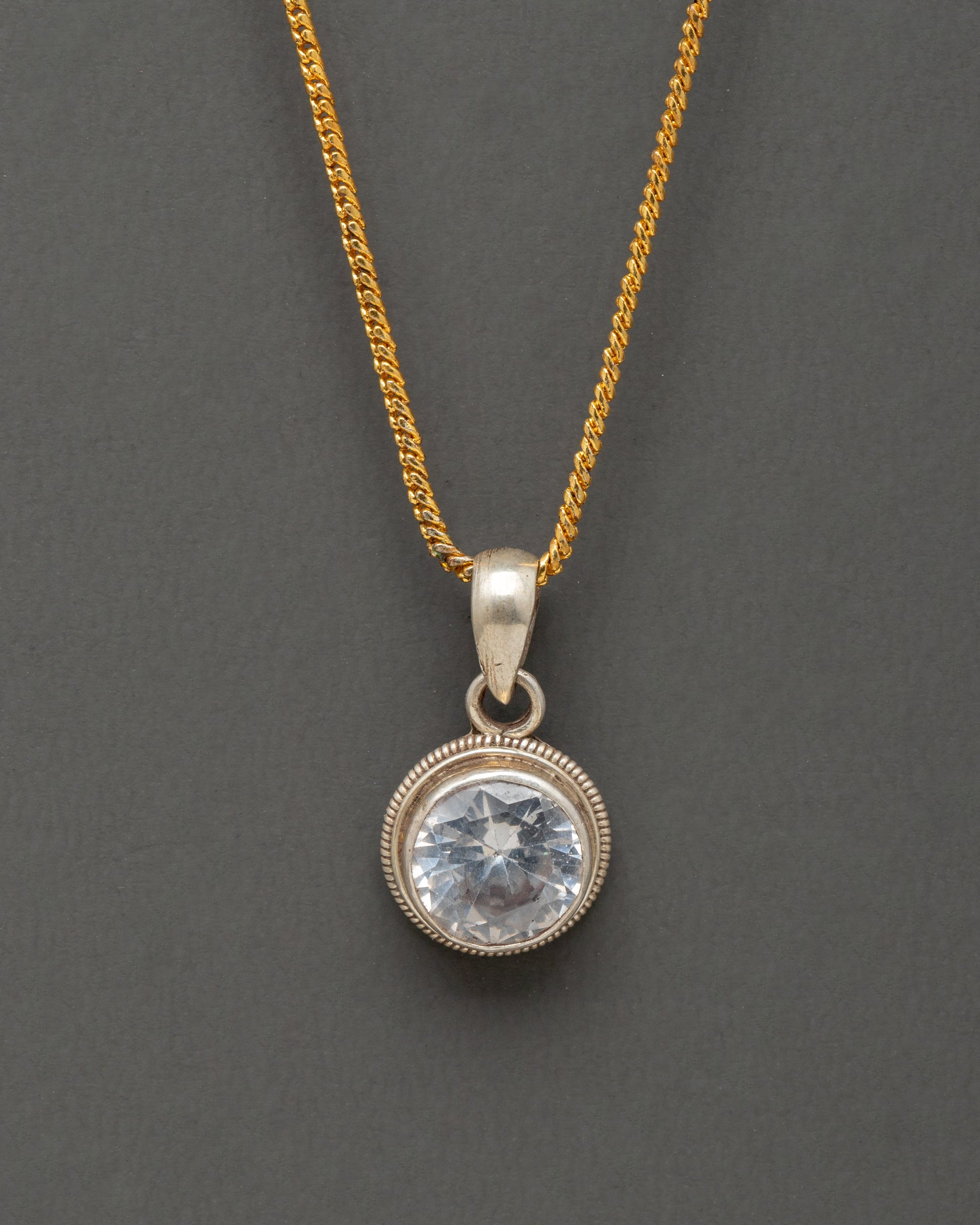 locket-with-artificial-stone