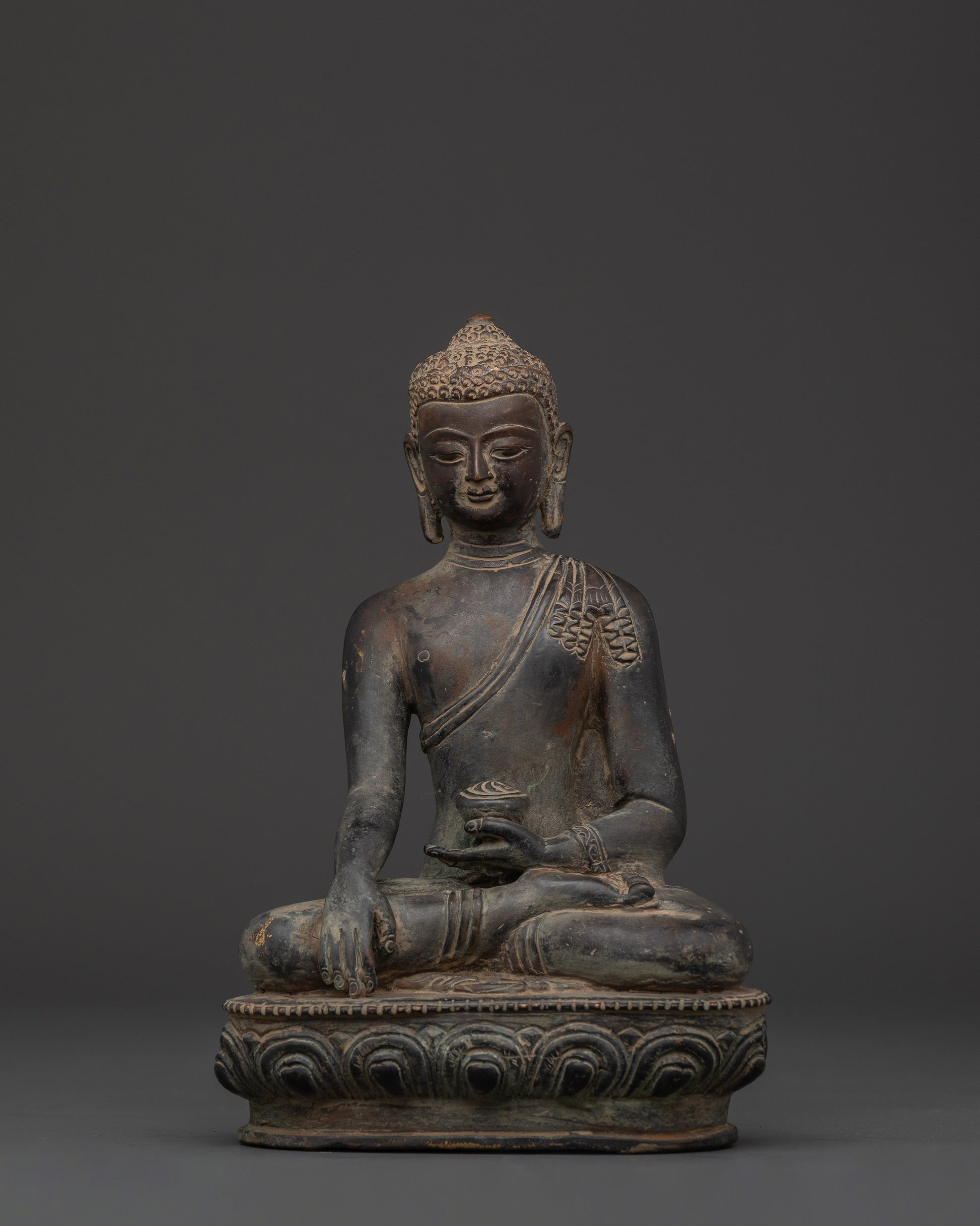 peaceful-shakyamuni-buddha-statue