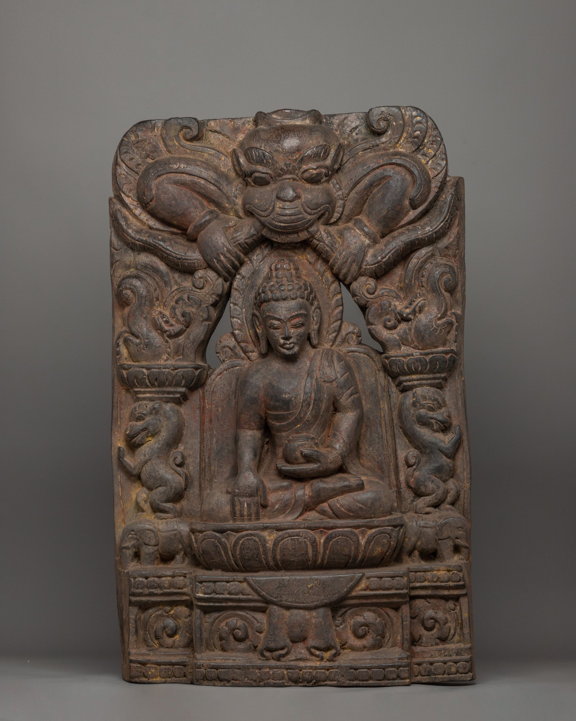 shakyamuni-buddha-statue-with-kirtimukha-carved-in-halo