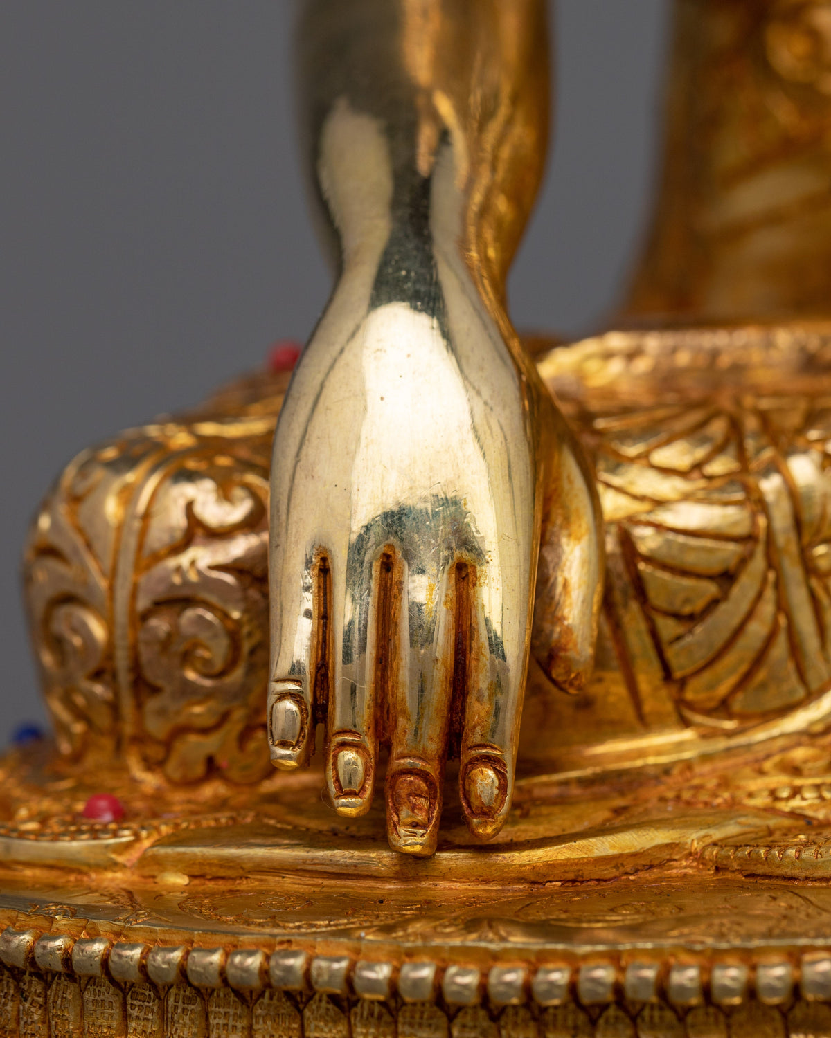 Gold-Gilded Shakyamuni Buddha Sculpture | A Resplendent Symbol of Enlightenment