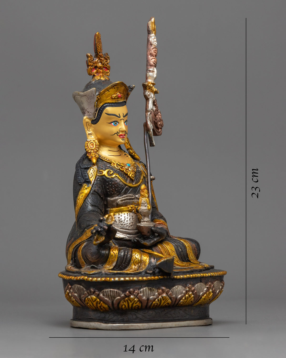 guru-rinpoche-image-on statue